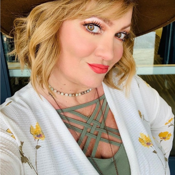 Fun spring top - Picture 2 of 2